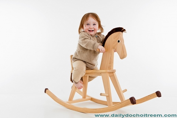 Các loại đồ chơi bằng gỗ phù hợp độ tuổi giúp bé phát triển kỹ năng cần thiết
